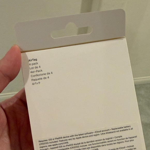 Apple AirTag Set with White Packaging - Picture 3 of 4
